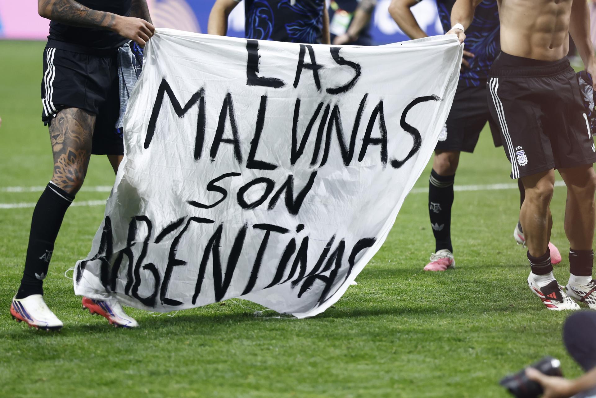 Reino Unido pide investigar la reivindicación de las Malvinas por la Selección Argentina Reino Unido pide investigar la reivindicación de las Malvinas por la Selección Argentina