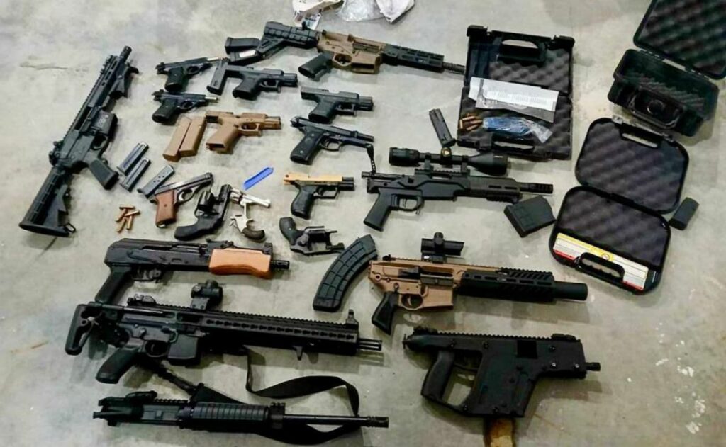 EE.UU. decomisa 138 armas de fuego que serían traficadas a México