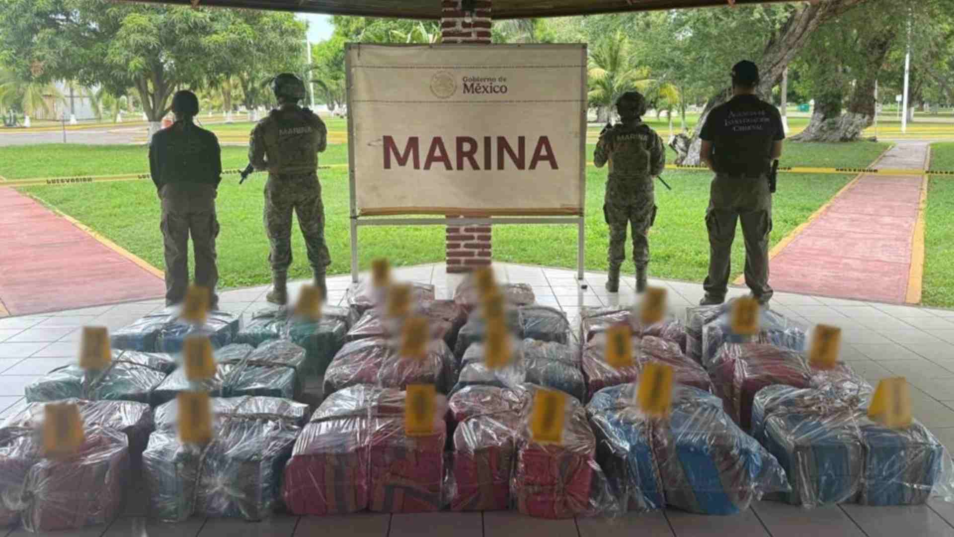 Aseguran más de una tonelada de presunta cocaína en puerto de Lázaro Cárdenas Aseguran más de una tonelada de presunta cocaína en puerto de Lázaro Cárdenas