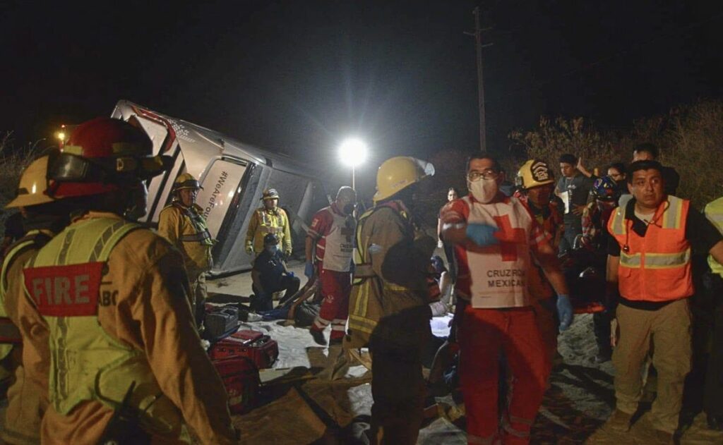 Autobús de hotel choca en Los Cabos; hay 3 muertos y 17 heridos