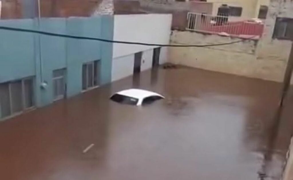 Video: Tormenta en Tepatitlán inunda casas y autos; mujer fue arrastrada por la corriente