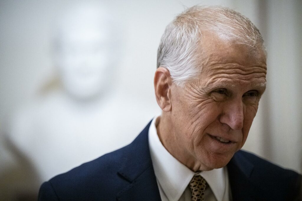 El senador Thom Tillis condiciona su apoyo al fiscal de Trump a que se reúna con víctimas de Epstein