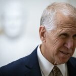 El senador Thom Tillis condiciona su apoyo al fiscal de Trump a que se reúna con víctimas de Epstein
