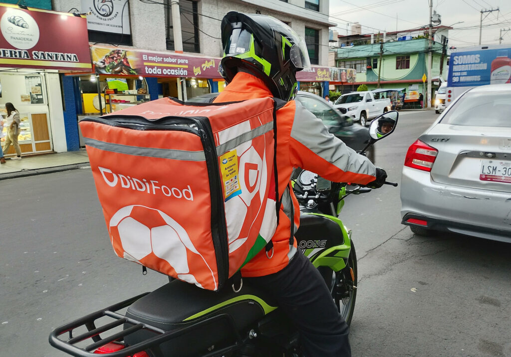 El caos mundialista sobre ruedas: La realidad de ser repartidor en Ciudad de México