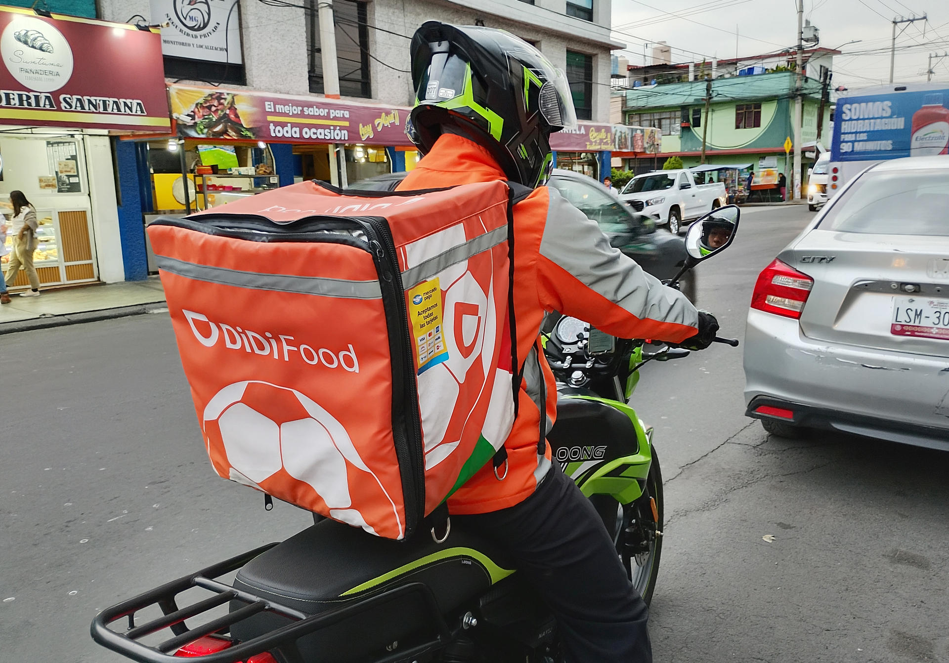 El caos mundialista sobre ruedas: La realidad de ser repartidor en Ciudad de México