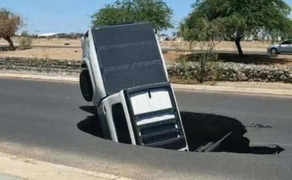 Video: Socavón “se traga” camioneta tipo Pick-up en Hermosillo