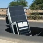 Video: Socavón “se traga” camioneta tipo Pick-up en Hermosillo