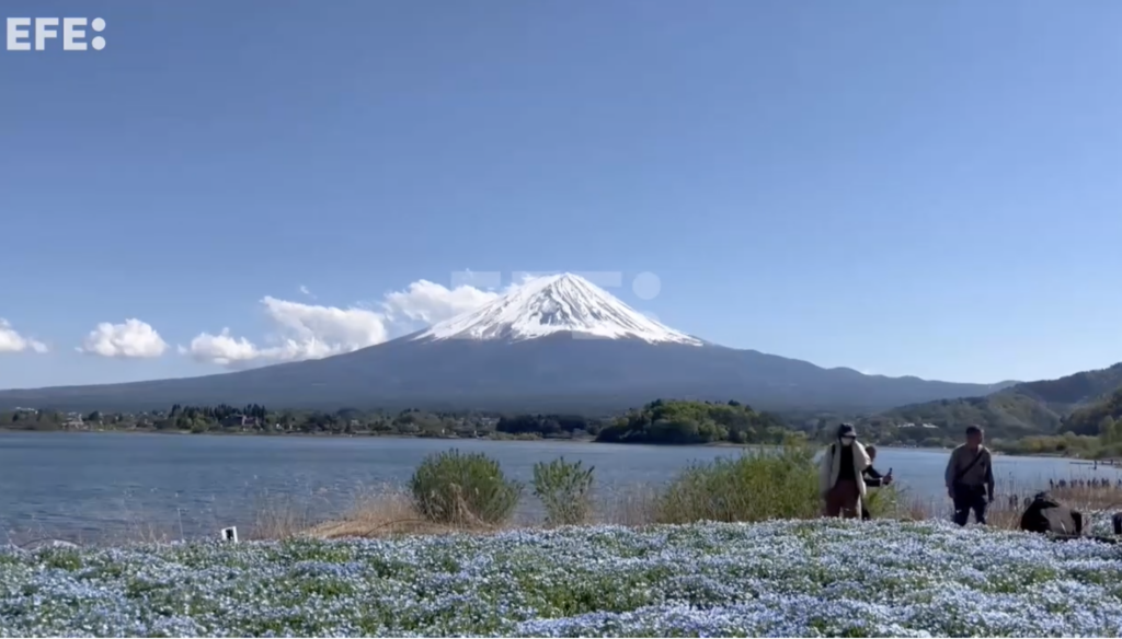 El ascenso al Fuji, entre masas de turistas y planes de prohibir su escalada en invierno