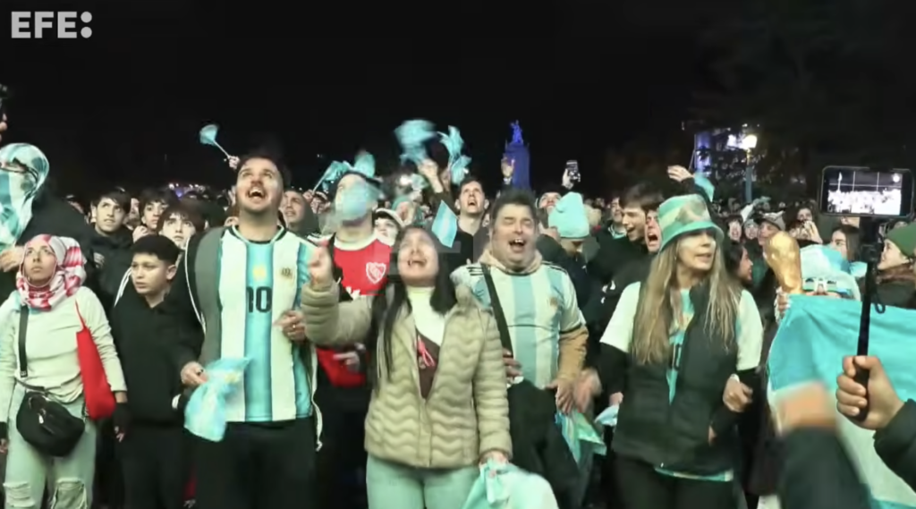 Argentinos celebran el pase de su selección a semifinales del Mundial