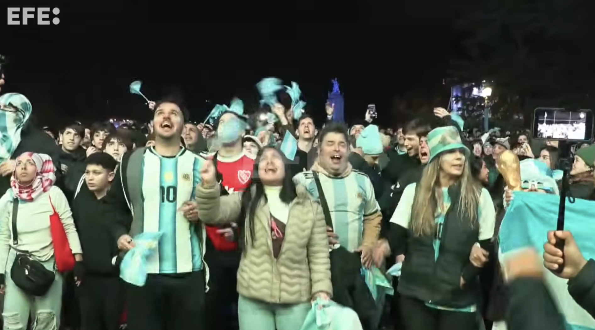 Argentinos celebran el pase de su selección a semifinales del Mundial Argentinos celebran el pase de su selección a semifinales del Mundial