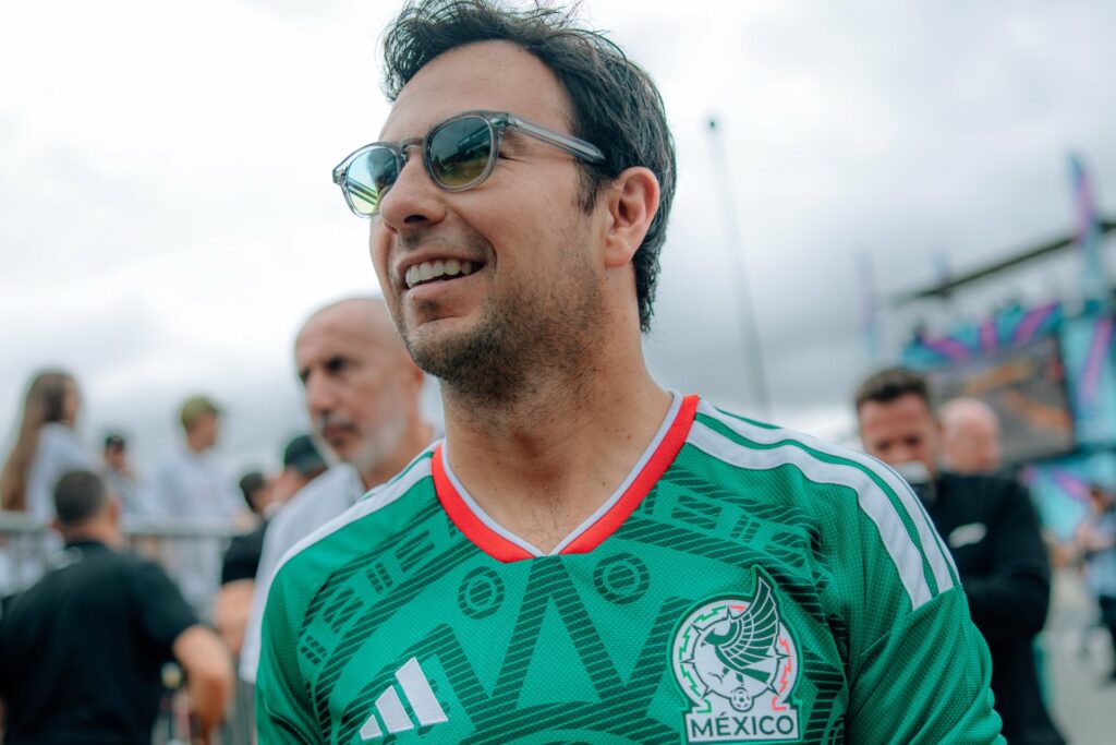 Video: ‘Checo’ Pérez luce la camiseta de la Selección Mexicana en el circuito de Silverstone