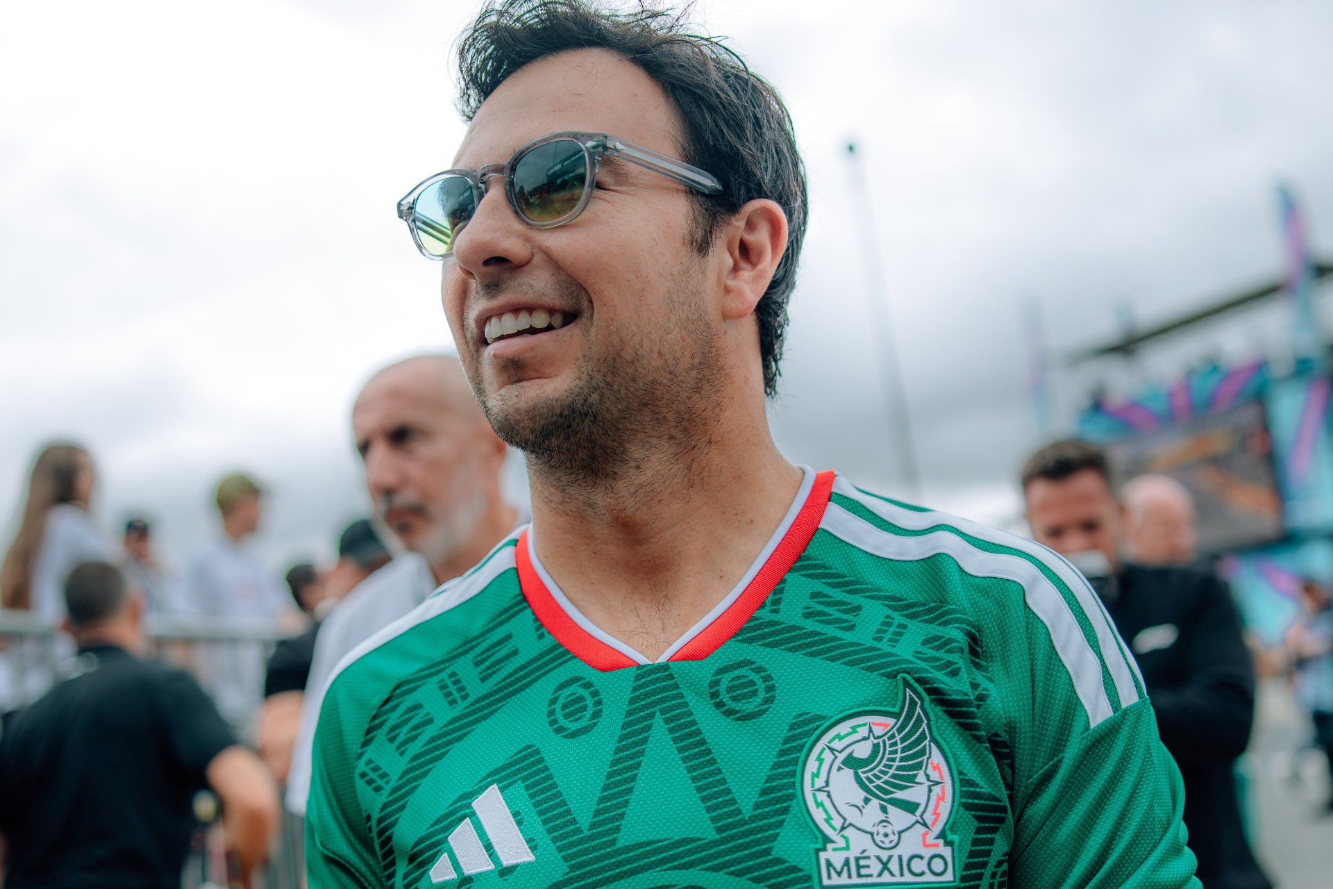 Video: ‘Checo’ Pérez luce la camiseta de la Selección Mexicana en el circuito de Silverstone