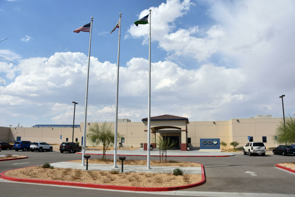 Jueza ordena agua, comida y tiempo al aire libre para detenidos por ICE en California