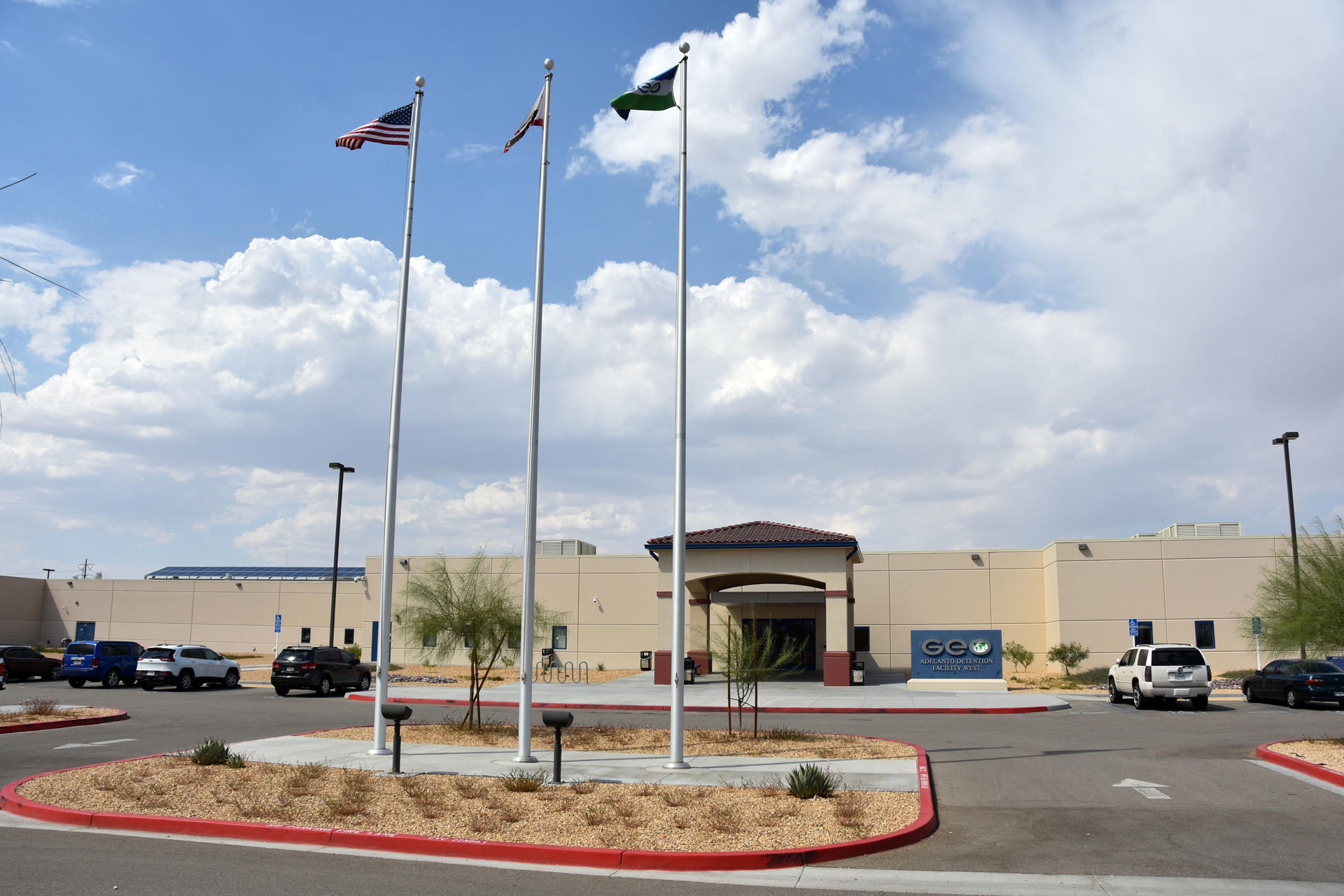 Jueza ordena agua, comida y tiempo al aire libre para detenidos por ICE en California