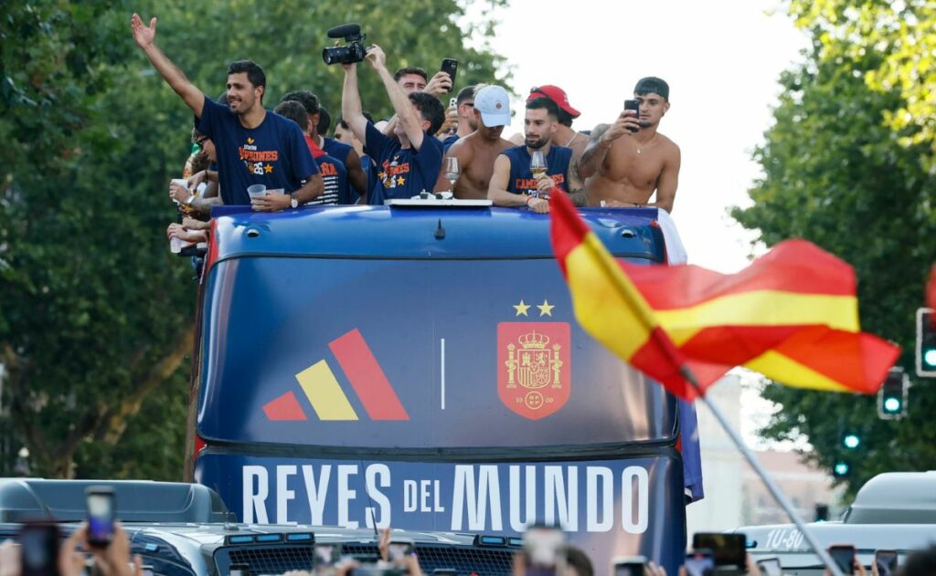 Unos 1.8 millones de aficionados festejan junto a la selección española en Madrid Unos 1.8 millones de aficionados festejan junto a la selección española en Madrid