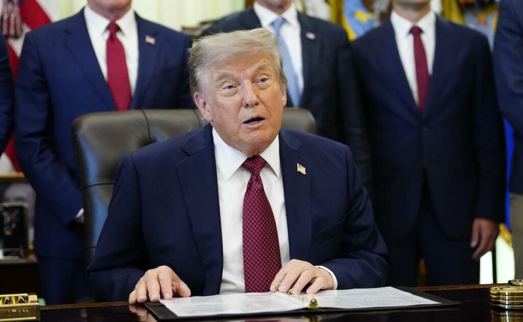 Dos empresas llevan a Trump ante los tribunales; ¿qué pasó y cuál es su argumento?