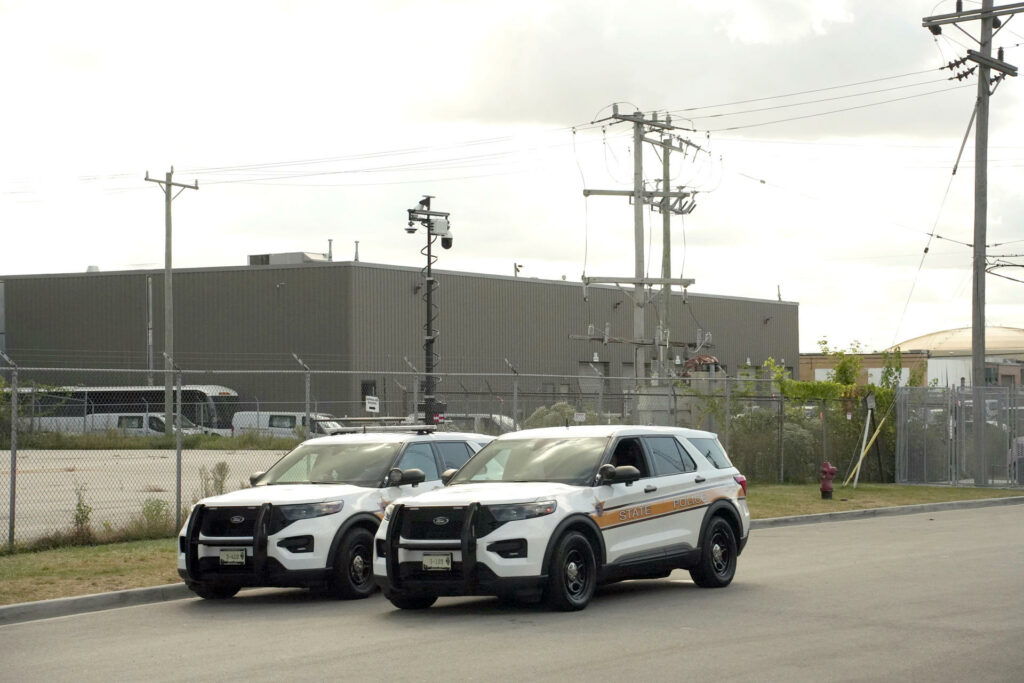 ICE va por añadir 5 mil 500 camas de detención para migrantes en Miami y otras ciudades de EE.UU.