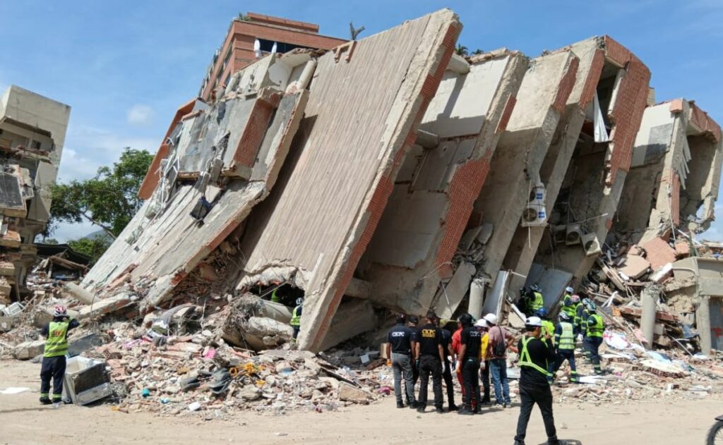 Rescatan a hombre a 8 días de los sismos en Venezuela; “es un milagro”, dicen rescatistas