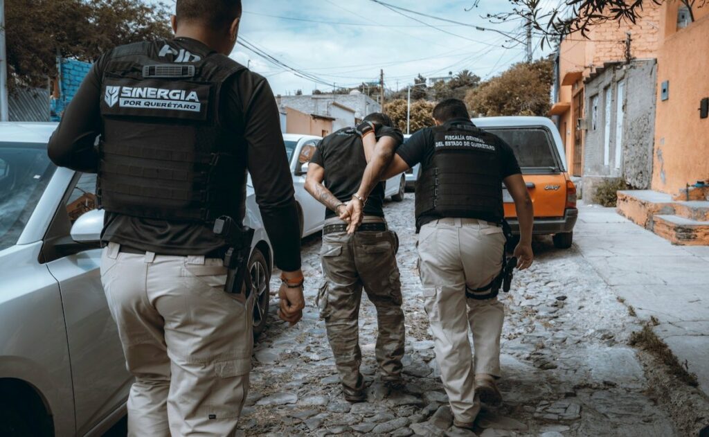 Ejecutan 10 cateos en Querétaro: detienen a cinco personas y aseguran cuatro inmuebles