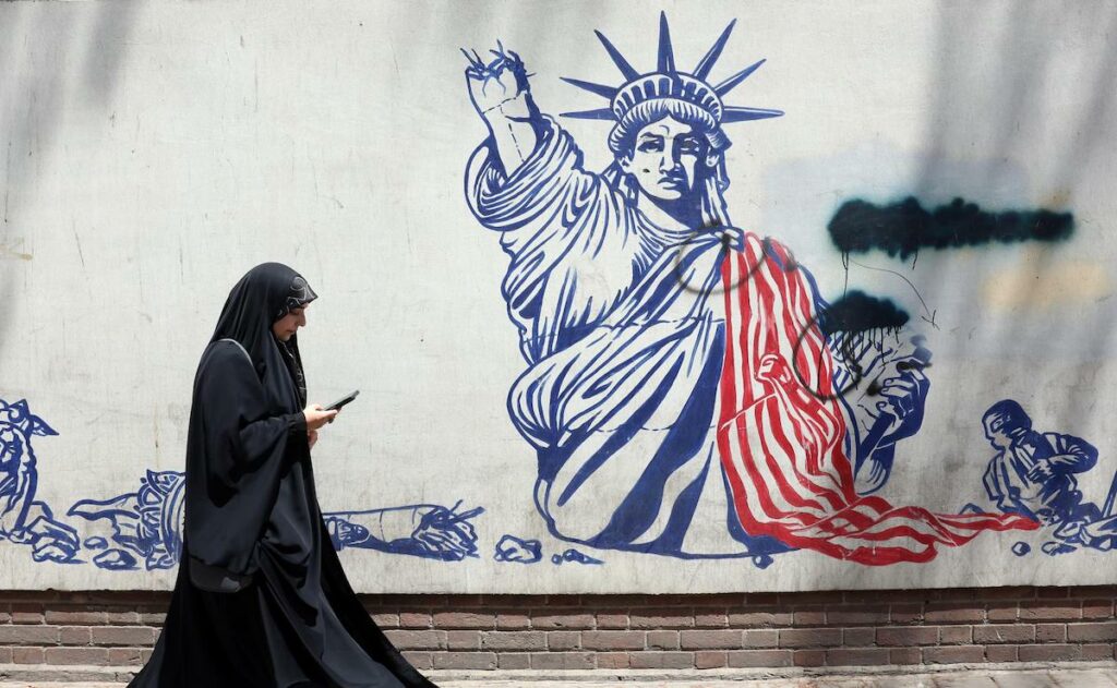 Emiratos y Catar activan defensas tras ataques con misiles mientras EE.UU. lanza ofensiva contra Irán