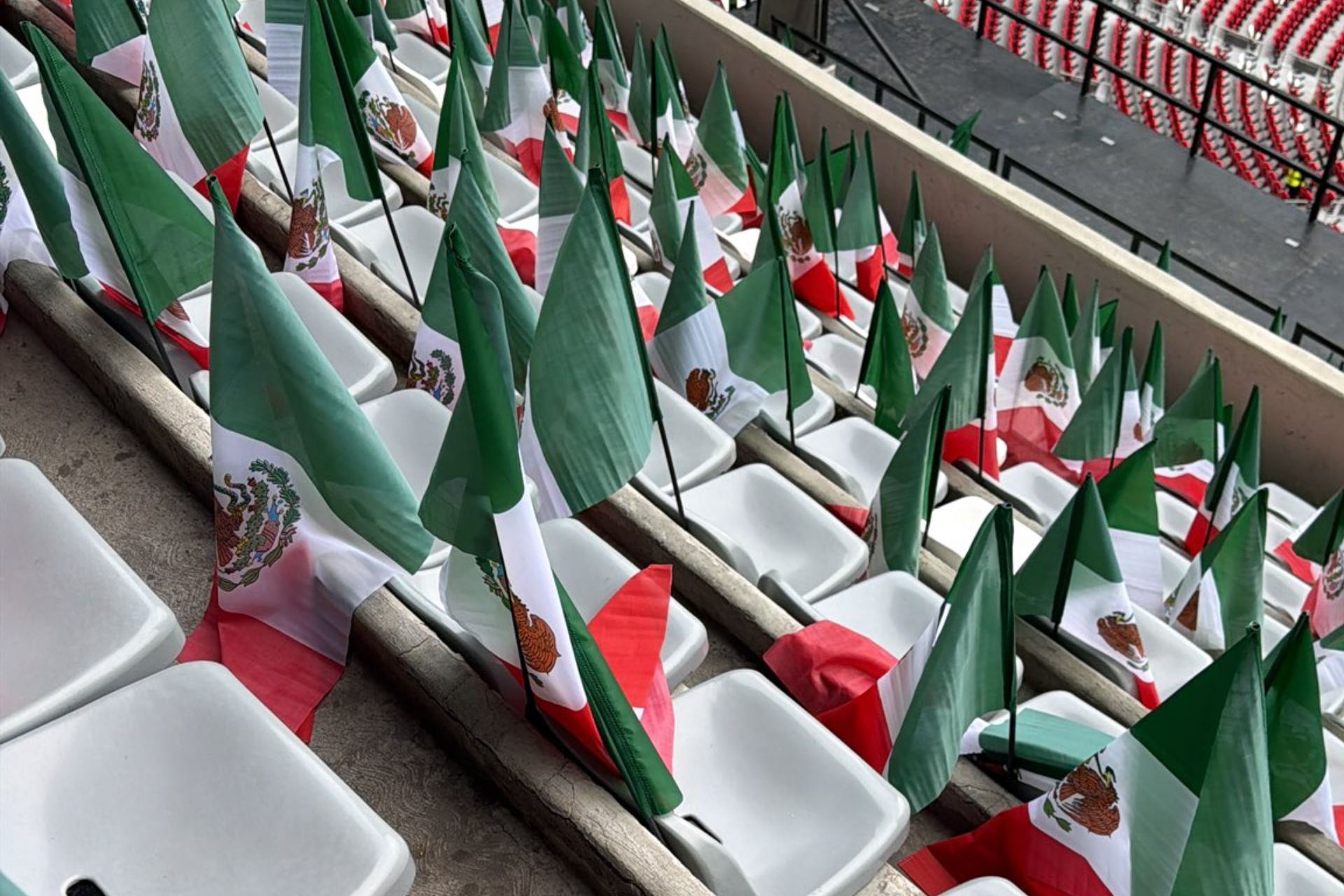 Mundial 2026: Tapizan el Estadio Azteca con miles de banderas de México