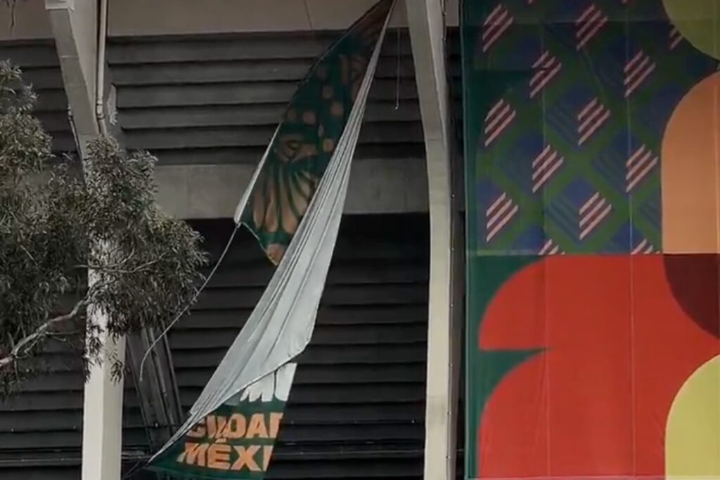 Video: Retiran la decoración del Mundial 2026 en el Estadio Ciudad de México