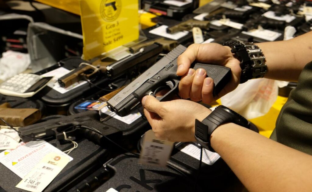 Estados Unidos quiere gente armada: demanda a California por prohibir nuevas ventas de pistolas tipo Glock