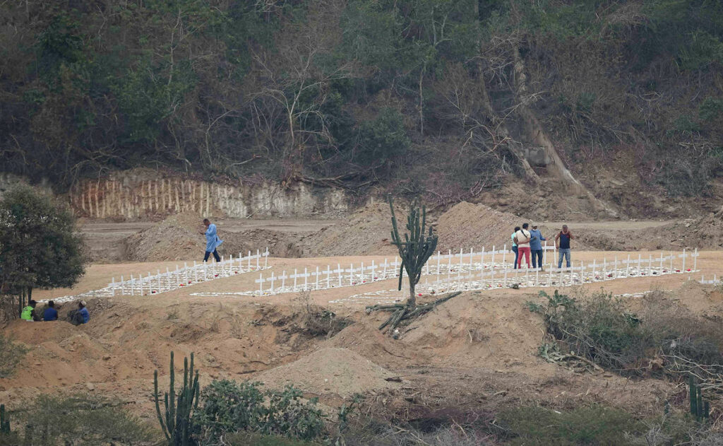 Fosas, cruces blancas y cadáveres sin nombre: la tragedia crece en La Guaira, Venezuela
