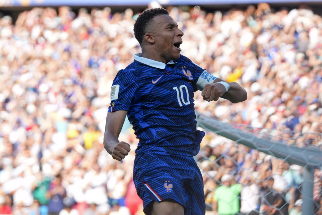 Mbappé destraba el cerrojo paraguayo y mete a Francia en los cuartos de final del Mundial