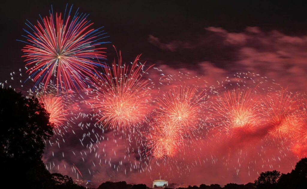Fuegos artificiales del 4 de julio impactan avión al aterrizar en Chicago