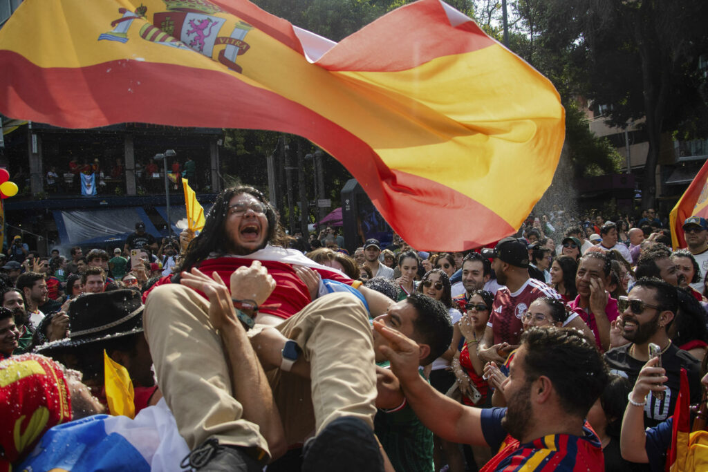Aficionados españoles festejan título del Mundial 2026 en Fuente de Cibeles de CDMX Aficionados españoles festejan título del Mundial 2026 en Fuente de Cibeles de CDMX