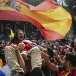 Aficionados españoles festejan título del Mundial 2026 en Fuente de Cibeles de CDMX