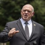 ICE revisa sus protocolos, pero niega errores tras muertes de migrantes