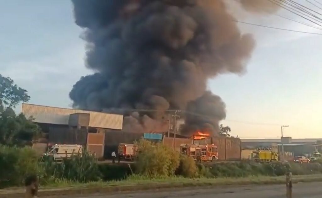 Video: Incendio consume fábrica en Morelia; otras tres empresas fueron afectadas