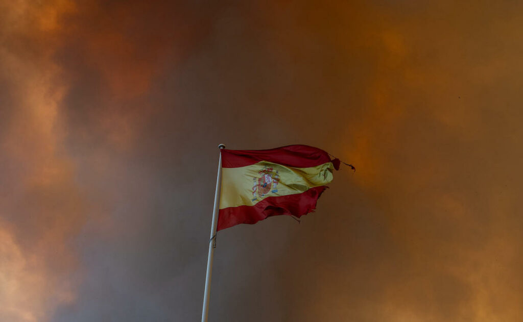 Incendio en Madrid obliga a evacuar o confinar a más de 40 mil personas
