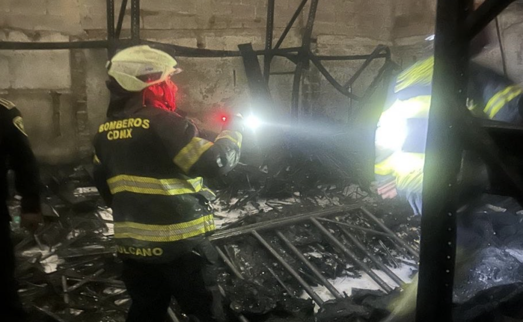 Incendio moviliza a bomberos en el Centro Histórico de la CDMX