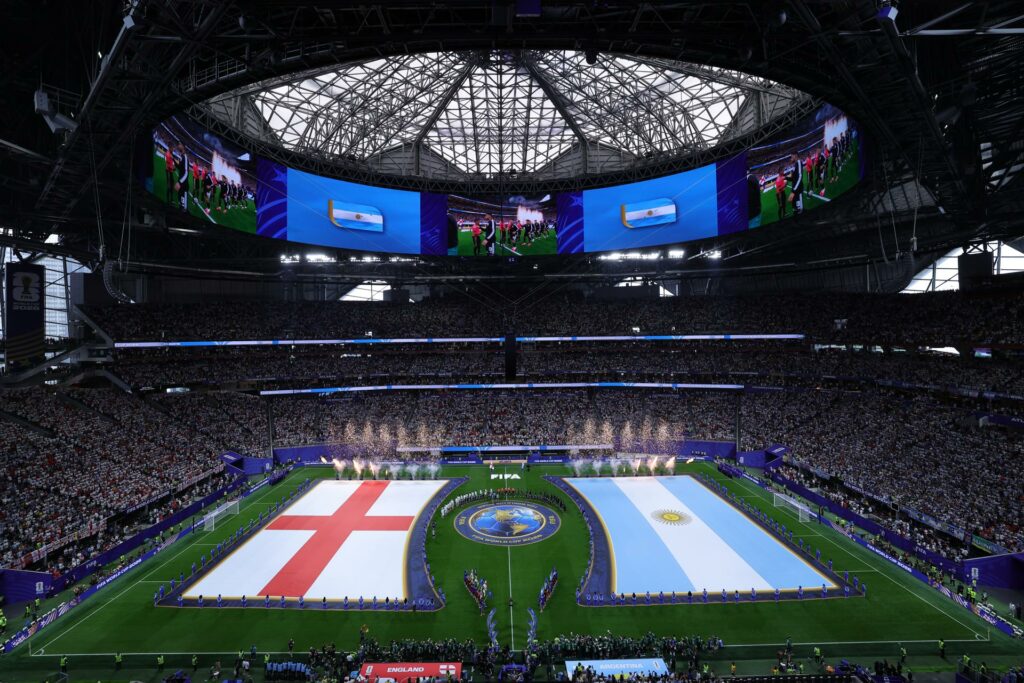 Aficionados de Inglaterra y Argentina interrumpen la ceremonia de himnos previo a la semifinal del Mundial