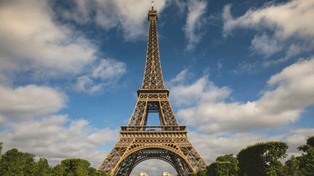 La Torre Eiffel y los principales museos de París adelantan su cierre por la ola de calor