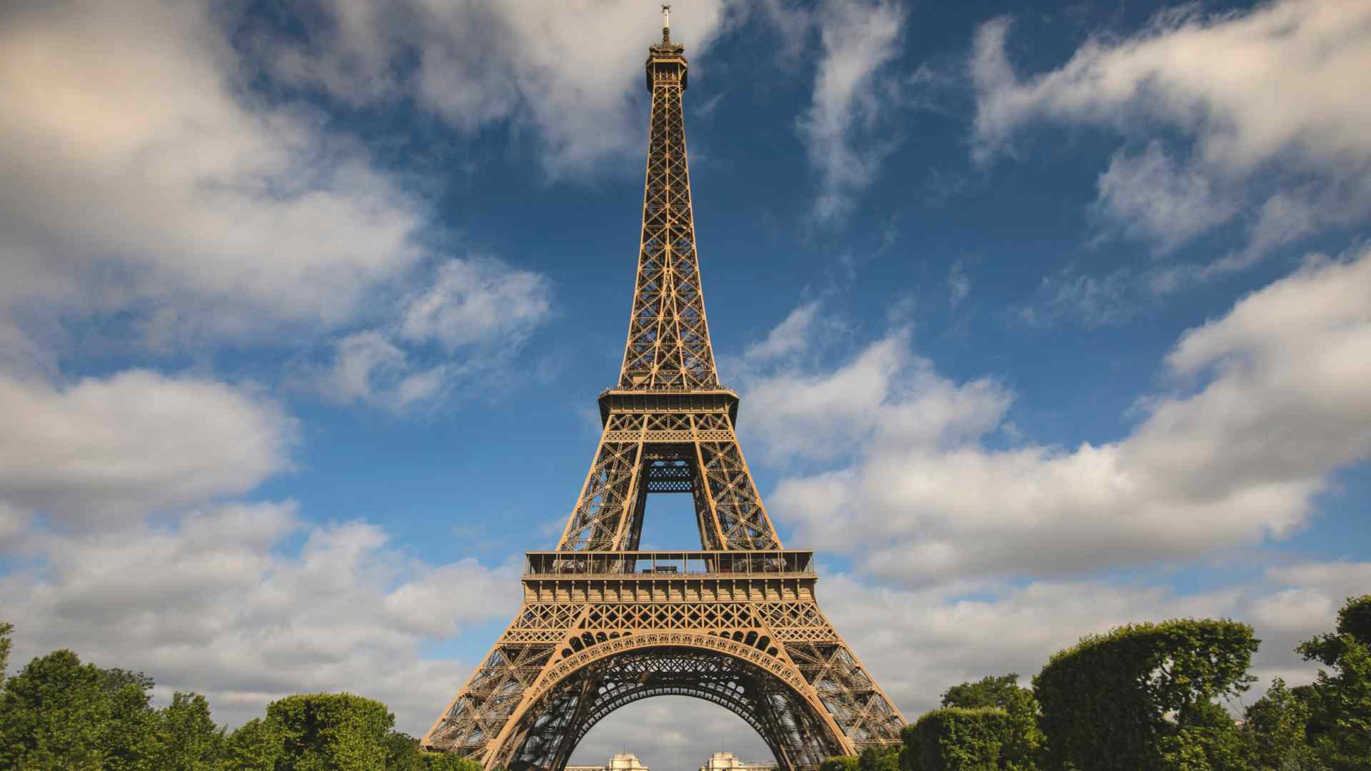 La Torre Eiffel y los principales museos de París adelantan su cierre por la ola de calor La Torre Eiffel y los principales museos de París adelantan su cierre por la ola de calor