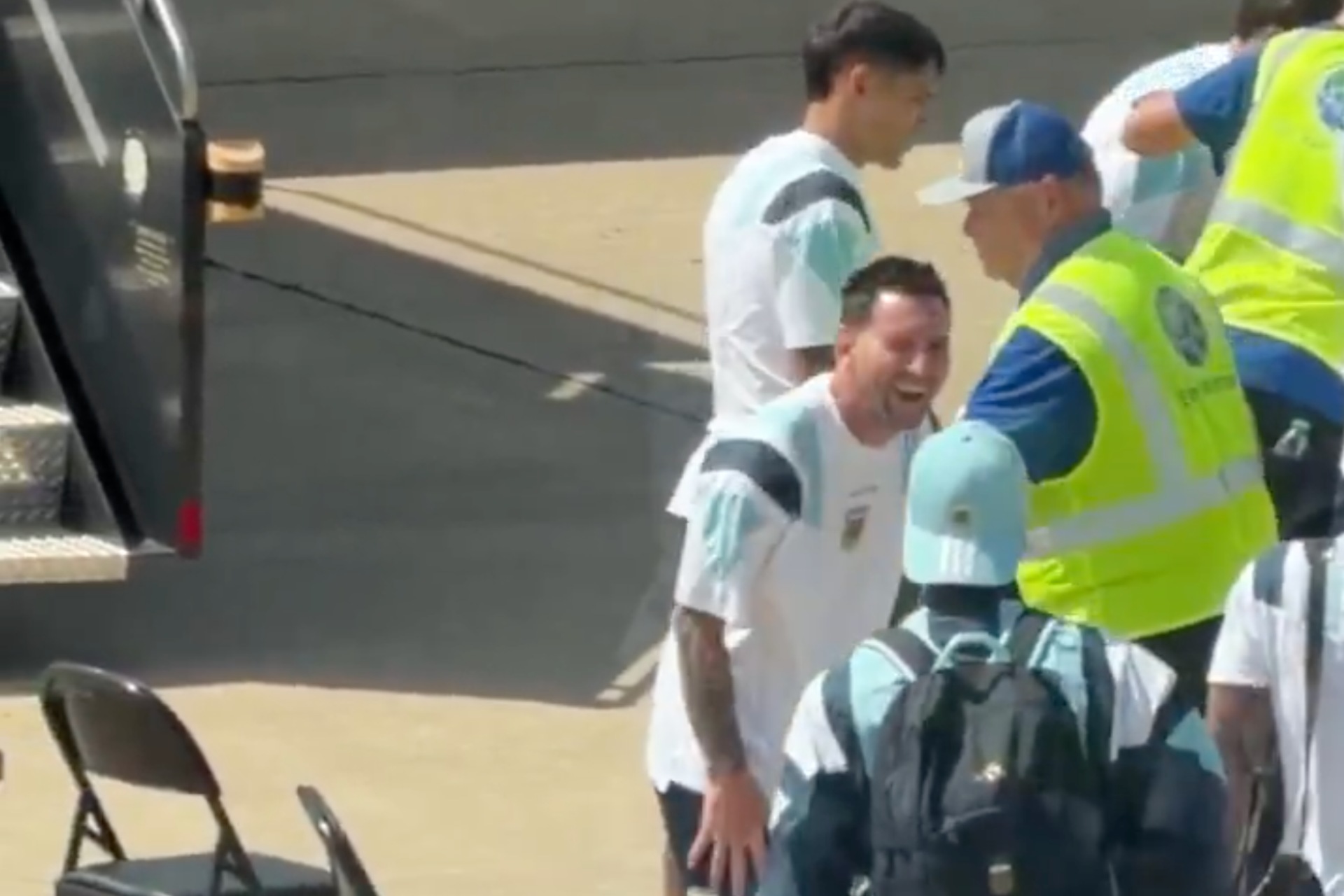 Video: La carcajada de Messi tras el decomiso de un encendedor a uno de sus compañeros en EE.UU. Video: La carcajada de Messi tras el decomiso de un encendedor a uno de sus compañeros en EE.UU.