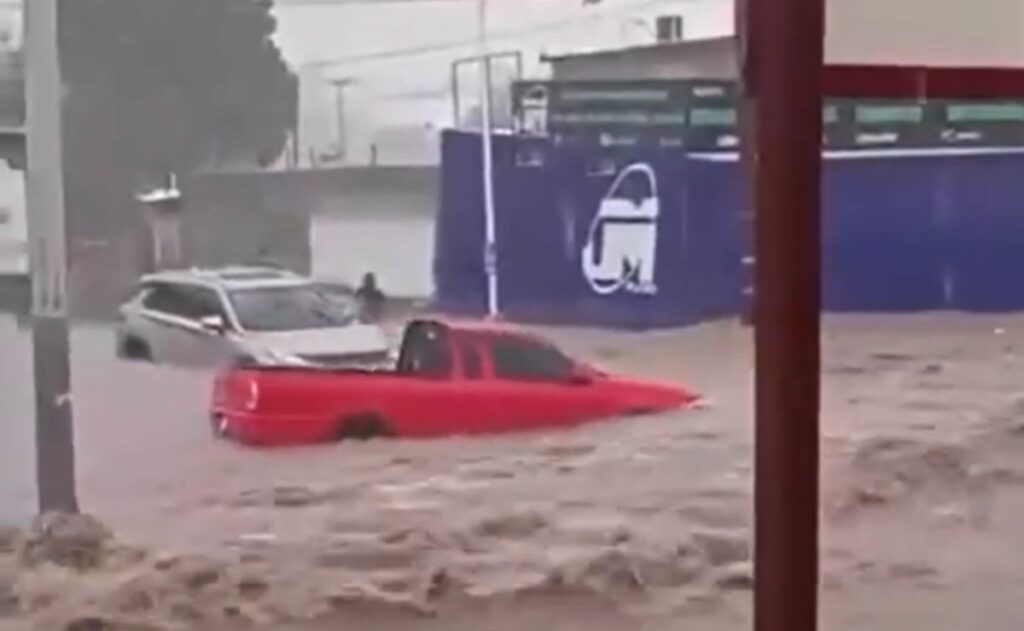 Video: Lluvias en Chihuahua arrastran camioneta; el conductor murió