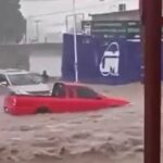 Video: Lluvias en Chihuahua arrastran camioneta; el conductor murió