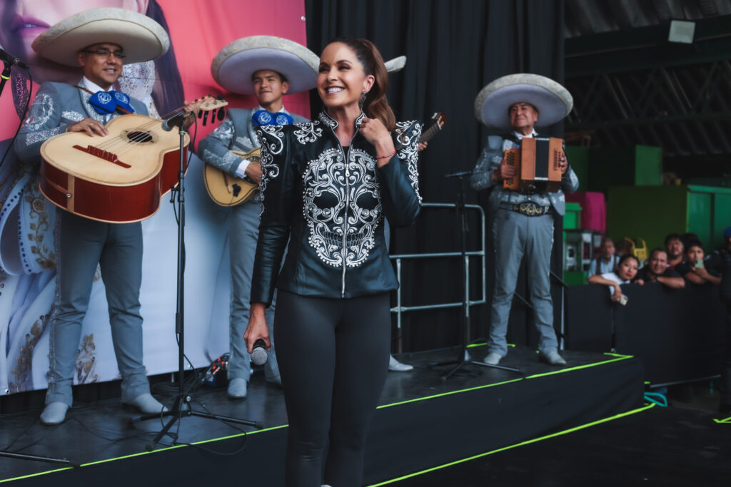 Lucero ofrece showcase en la Central de Abasto de la CDMX