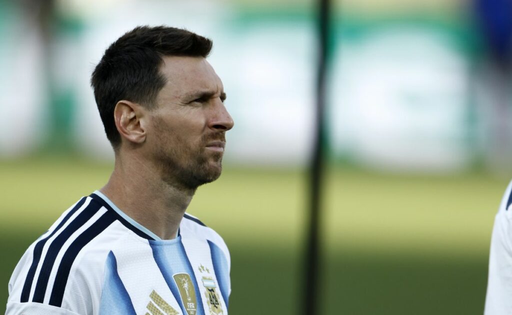 Messi regresa a Argentina en avión privado, sin contacto con aficionados Messi regresa a Argentina en avión privado, sin contacto con aficionados