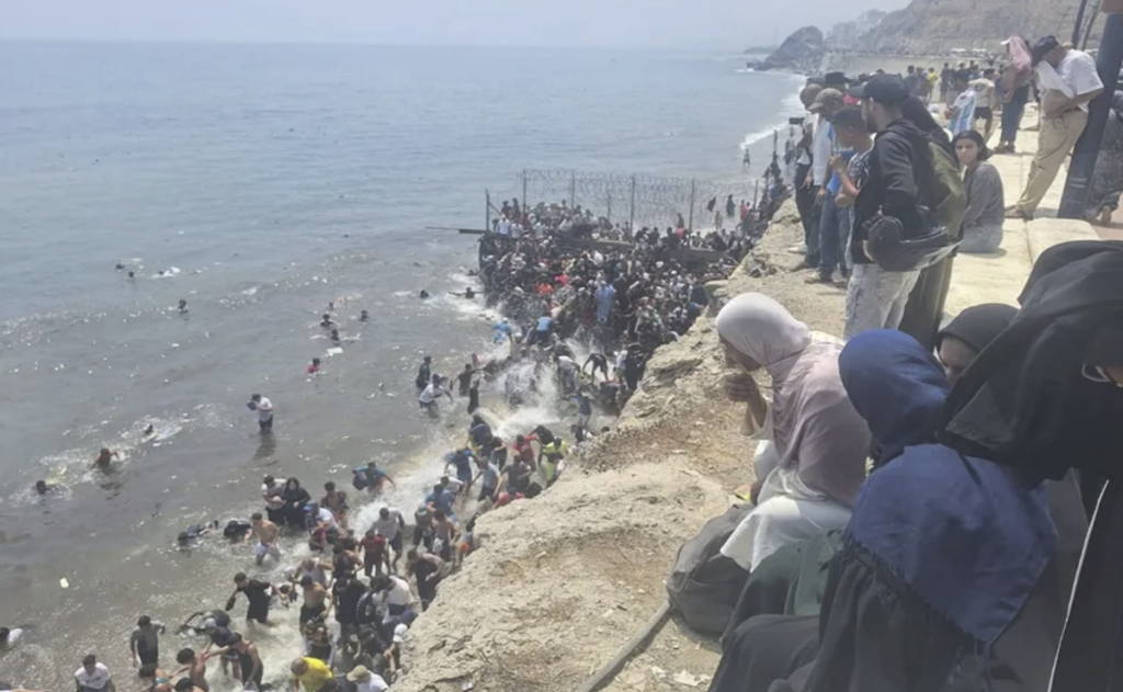 Mujeres y niños cruzan hacia Ceuta, tras la llegada masiva de migrantes desde Marruecos