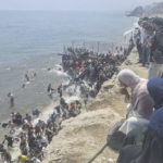 Mujeres y niños cruzan hacia Ceuta, tras la llegada masiva de migrantes desde Marruecos