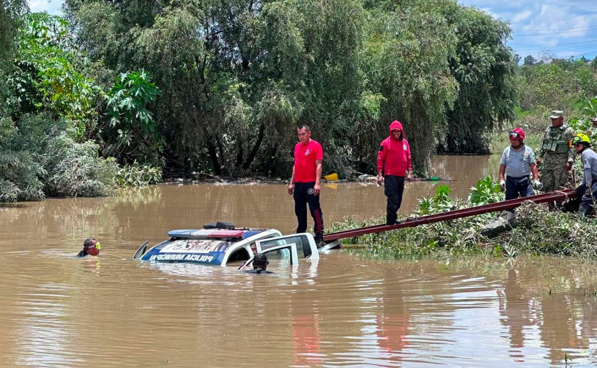 Lluvias arrastran patrulla en Puebla; un policía y tres mujeres murieron ahogados Lluvias arrastran patrulla en Puebla; un policía y tres mujeres murieron ahogados