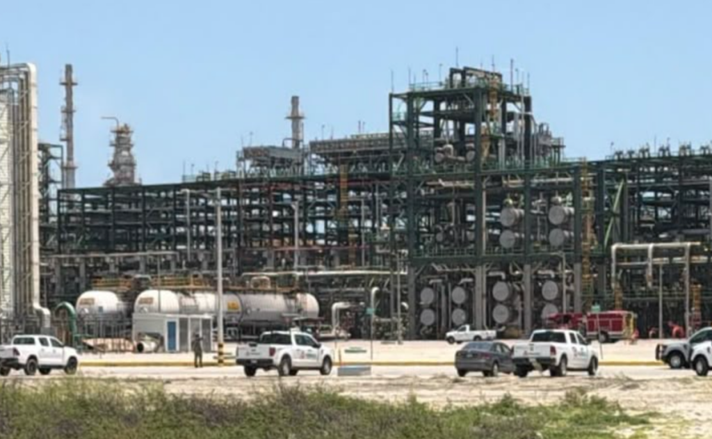 Pemex reporta fuga y fuego incipiente en la Refinería Olmeca, Tabasco; descarta personas lesionadas Pemex reporta fuga y fuego incipiente en la Refinería Olmeca, Tabasco; descarta personas lesionadas