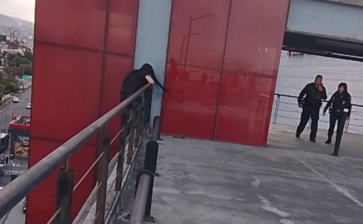 Video: Policías frustran suicidio de joven; así impidieron que se arrojara de azotea