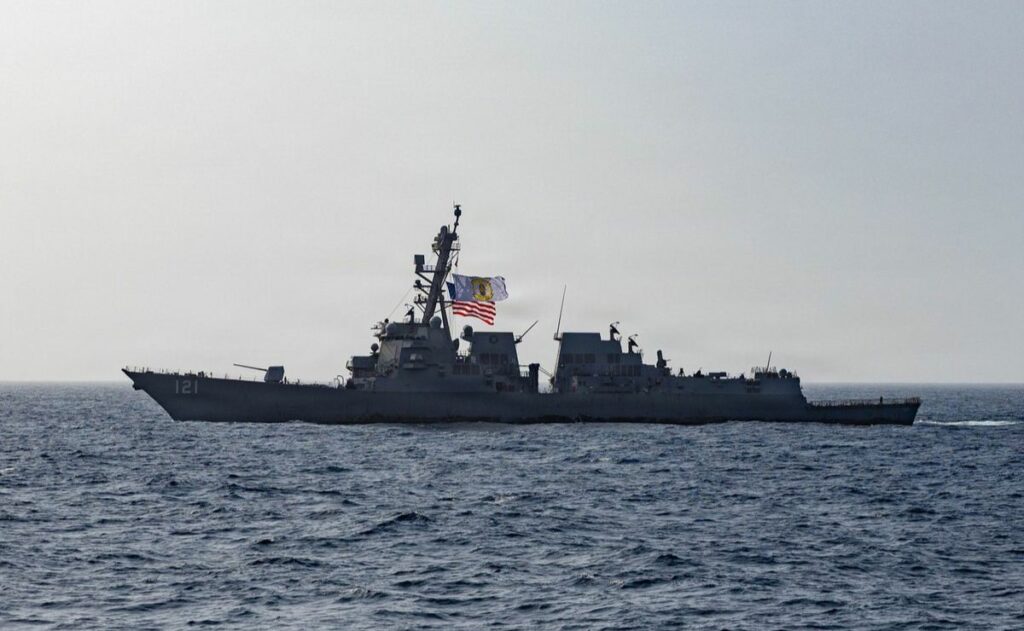 EEUU ataca objetivos militares iraníes; busca debilitar su amenaza en el estrecho de Ormuz